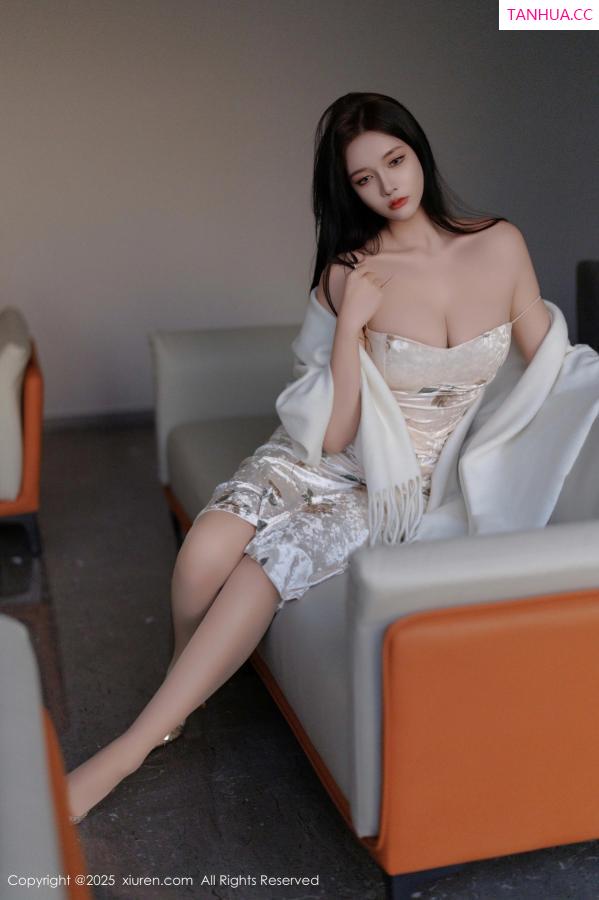 小娜比  [XiuRen]高清写真图 2025.02.18 No.9899 娜比 丝袜美腿第14张图片
